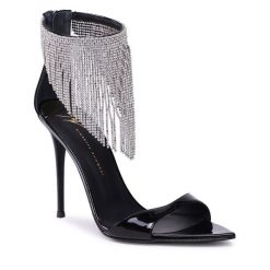 Sandały Giuseppe Zanotti. Czarne sandały damskie Giuseppe Zanotti, bez wzorów, bez obcasa, na szpilce, bez zapięcia. Za 6,449.00 zł.
