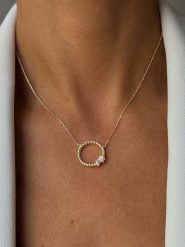 DI GIORGIO Pozłacany naszyjnik z elementem ozdobnym - dł. 40 cm rozmiar: onesize. Żółte naszyjniki damskie DI GIORGIO, z cyrkonią, pozłacane. Za 108.99 zł.