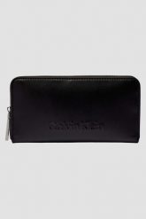 CALVIN KLEIN Duży czarny damski portfel na zamek. Czarne portfele damskie Calvin Klein, bez wzorów, ze skóry ekologicznej. W wyprzedaży za 239.99 zł.