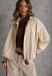 Beżowa Oversizowa Kurtka Przejściowa o Kroju Bombki z Bawełny i Wiskozy Birana. Brązowe kurtki damskie Renee, l, bez wzorów, z bawełny, z kapturem. Za 169.99 zł.