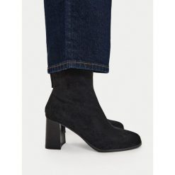Botki JENNY. Czarne botki damskie Jenny, bez obcasa, na słupku, bez zapięcia. Za 179.99 zł.
