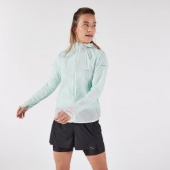 Kurtka do biegania w terenie wiatrówka damska Kiprun Run 900 Wind. Niebieskie kurtki damskie KIPRUN, l, bez wzorów, z materiału, bez kaptura. Za 169.99 zł.
