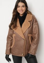 Brązowa Kurtka Biker Oversize Zapinana na Guziki Ocieplana Futerkiem Nikiena. Brązowe kurtki damskie Born2be, m, bez wzorów, bez kaptura. Za 319.99 zł.