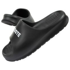 Klapki Lacoste Serve Slide 2002H czarne. Czarne klapki damskie bez wzorów, z syntetyku, bez obcasa, bez zapięcia. Za 310.46 zł.