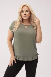 Oliwkowa kimonowa bluzka z falbanką PLUS SIZE XXL. Zielone bluzki damskie Nasi partnerzy, plus size, bez wzorów, z elastanu, eleganckie, bez kołnierzyka, plus size, bez ramiączek. Za 169.90 zł.