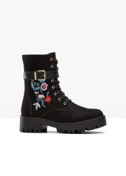 Kozaki sznurowane z haftem. Czarne kozaki damskie bonprix, bez obcasa, bez zapięcia. Za 189.99 zł.