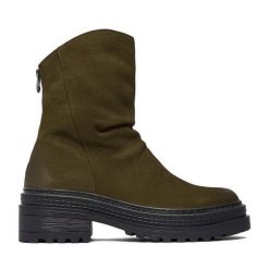 Botki G-Star. Brązowe botki damskie G-Star, retro, bez obcasa, na płaskiej podeszwie, bez zapięcia. Za 449.99 zł.