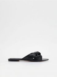 Klapki z imitacji skóry - czarny. Czarne klapki damskie Reserved, bez wzorów, ze skóry, bez obcasa, bez zapięcia. W wyprzedaży za 39.99 zł.