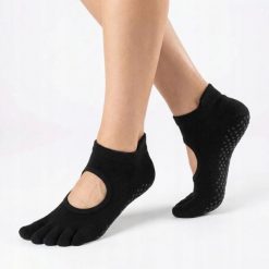 Antypoślizgowe skarpetki z palcami do jogi myga Yoga Toe Socks. Czarne skarpetki damskie MYGA, bez wzorów, z bawełny. Za 49.99 zł.
