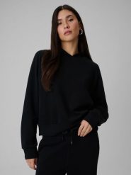 4F Bluza dresowa regular z kapturem damska - czarna L. Czarne bluzy damskie 4F, l, bez wzorów, z dresówki, z kapturem. Za 199.99 zł.