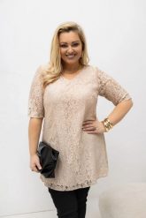 Beżowa tunika wizytowa Larise z eleganckiej koronki PLUS SIZE XXL OVERSIZE WIOSNA. Brązowe tuniki damskie Moda Size Plus Iwanek, do pracy, na wiosnę, plus size, bez wzorów, z elastanu, biznesowe, bez kołnierzyka, bez ramiączek. Za 199.90 zł.