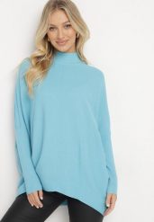 Jasnoniebieski Sweter Typu Nietoperz z Półgolfem Lekko Asymetryczny Vitiella. Niebieskie swetry klasyczne damskie Born2be, xl, z jeansu, z asymetrycznym kołnierzem. Za 89.99 zł.