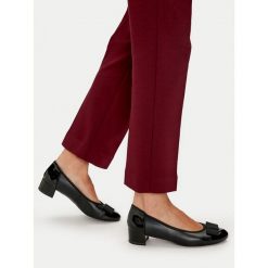 Czółenka Caprice. Czarne czółenka damskie Caprice, bez wzorów, bez obcasa. Za 165.99 zł.