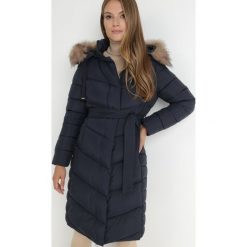 Granatowa Kurtka Pikowana z Paskiem Harmereia. Niebieskie kurtki damskie Born2be, na jesień, xl, bez wzorów, z futra, bez kaptura. Za 189.99 zł.