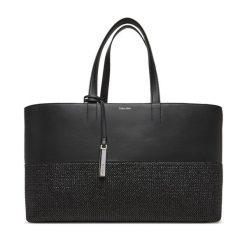 Torebka Calvin Klein. Czarne torebki klasyczne damskie Calvin Klein, bez dodatków. Za 419.99 zł.