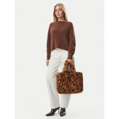 Torebka Guess. Brązowe torebki klasyczne damskie Guess, bez dodatków. Za 394.99 zł.