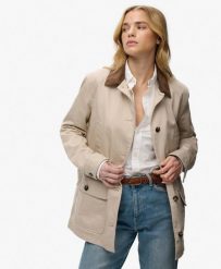 Superdry Kurtka Estate Cotton Barn – Humus Beige. Brązowe kurtki damskie Superdry, bez wzorów, z bawełny, bez kaptura. Za 473.30 zł.