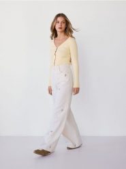 Jeansy wide leg z haftem - złamana biel. Jeansy damskie Reserved. Za 149.99 zł.