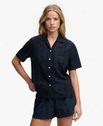Superdry Koszula Heritage Broderie krótki rękaw z bawełny organicznej. Niebieskie koszule damskie Superdry, z aplikacjami, z bawełny, klasyczne, bez kołnierzyka, bez ramiączek. Za 271.45 zł.