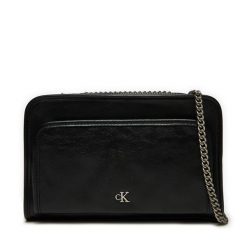 Torebka Calvin Klein Jeans. Czarne listonoszki damskie Calvin Klein Jeans, bez wzorów, z jeansu, bez dodatków. Za 569.99 zł.