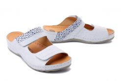 DR. BRINKMANN 700048-03 weiss, klapki profilaktyczne damskie. Białe klapki damskie Dr. Brinkmann, bez wzorów, ze skóry, bez obcasa, bez zapięcia. Za 279.92 zł.