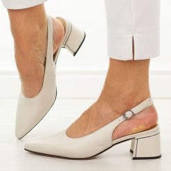 Skórzane Wt czółenka damskie Cambell 98335. Białe czółenka damskie Cambell, bez wzorów, ze skóry, bez obcasa, na obcasie. W wyprzedaży za 210.32 zł.