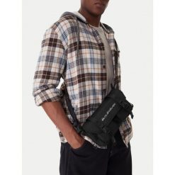 Saszetka Quiksilver. Czarne nerki i saszetki damskie Quiksilver, bez wzorów. Za 129.99 zł.