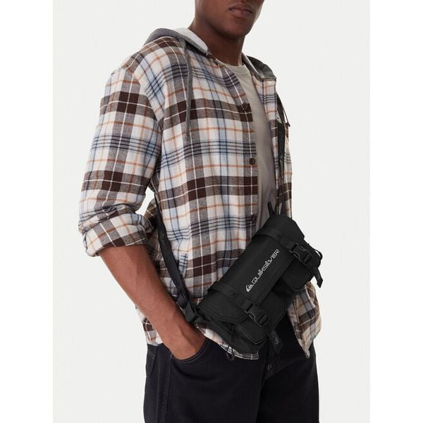 Saszetka Quiksilver. Czarne nerki i saszetki damskie Quiksilver, bez wzorów. Za 129.99 zł.