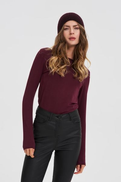 Czapka burgundowa. Czerwone czapki damskie MOODO, bez wzorów, z elastanu. Za 39.99 zł.