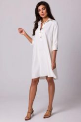 Luźna sukienka z kołnierzykiem guzikami i kieszeniami ecru. Sukienki damskie Bewear, bez wzorów, z materiału, biznesowe, bez ramiączek. Za 339.00 zł.