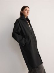 Płaszcz z kapturem - czarny. Czarne płaszcze damskie Reserved, l, bez wzorów, z tkaniny, z kapturem. W wyprzedaży za 79.99 zł.