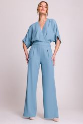 Elegancki kombinezon damski z kopertowym dekoltem niebieski. Niebieskie kombinezony damskie Stylove, l, bez wzorów, z tkaniny, eleganckie, bez kołnierzyka, bez ramiączek, krótkie. Za 489.00 zł.