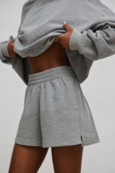 Szorty z dzianiny dresowej w kolorze DEEP GREY MELANGE - LE PETIT-XL. Szare spodenki sportowe damskie Marsala, xl, bez wzorów, z bawełny, z podwyższonym stanem, na fitness i siłownię. Za 229.90 zł.