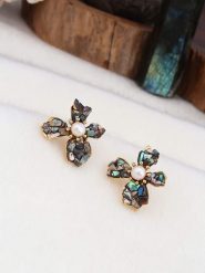 Pierres de Jade Pozłacane kolczyki-wkrętki z perłami rozmiar: onesize. Białe kolczyki damskie Pierres de Jade, z perłą, pozłacane. Za 60.99 zł.