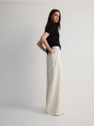 Jeansy wide leg z zakładkami - kremowy. Białe jeansy damskie Reserved. W wyprzedaży za 109.99 zł.