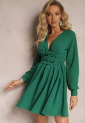 Zielona Sukienka Mini z Trójkątnym Dekoltem i Marszczoną Talią Ozdobiona Guzikami Bulwina. Zielone sukienki damskie Renee, bez wzorów, eleganckie, bez ramiączek. W wyprzedaży za 119.99 zł.