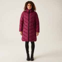 Andia II damska turystyczna pikowana kurtka. Czerwone kurtki damskie Regatta, bez wzorów, z puchu, bez kaptura. W wyprzedaży za 418.65 zł.