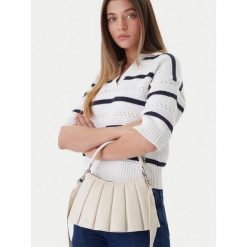 Torebka Lacoste. Białe torebki klasyczne damskie Lacoste, bez dodatków. Za 808.99 zł.