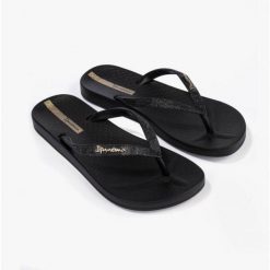 Klapki Ipanema Anat Lolita Fem Damskie. Czarne klapki damskie Ipanema, bez wzorów, z gumy, bez obcasa, bez zapięcia. Za 73.99 zł.