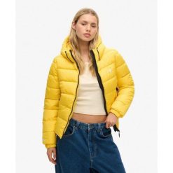 Kurtka pikowana z kapturem w stylu sportowym SUPERDRY. Żółte kurtki damskie Superdry, bez wzorów, z kapturem. W wyprzedaży za 319.40 zł.