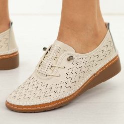 Beżowe ażurowane skórzane półbuty damskie T.Sokolski 26-78. Brązowe półbuty damskie Sokolski, na jesień, bez wzorów, z jeansu, z okrągłym noskiem, bez obcasa, na płaskiej podeszwie, bez zapięcia. Za 239.00 zł.