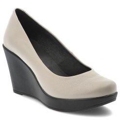 Beżowe Czółenka Karino Eleganckie Obuwie Damskie Na Koturnie. Brązowe czółenka damskie Karino, bez wzorów, bez obcasa, na koturnie. Za 369.00 zł.