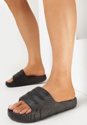 Czarne Piankowe Klapki na Grubej Podeszwie Aplia. Czarne klapki damskie Born2be, bez wzorów, bez obcasa, bez zapięcia. Za 19.99 zł.