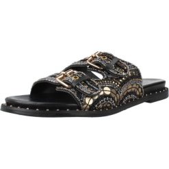 Sandały CARMELA 163200C Czarny. Czarne sandały damskie Carmela, bez wzorów, ze skóry, bez obcasa, bez zapięcia. Za 318.99 zł.