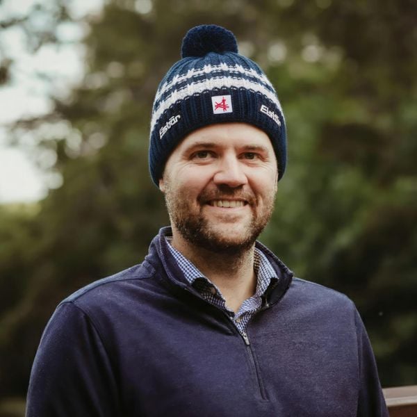 Czapka Eisbar Kova Pompon MÜ SA. Niebieskie czapki damskie Eisbär, bez wzorów, z wełny. Za 205.51 zł.