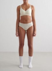 Damskie figi szczotkowane elastyczne, regularny stan Soft Cheeky Hipster białe. Białe figi Aim'n, bez wzorów, z elastanu. Za 85.00 zł.