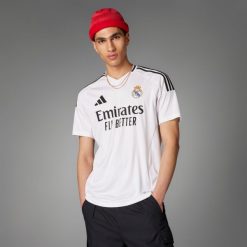 Koszulka piłkarska ADIDAS Real Madryt domowa sezon 24/25. Bluzki damskie Adidas, xl, bez wzorów, eleganckie, bez kołnierzyka, bez ramiączek. W wyprzedaży za 279.99 zł.