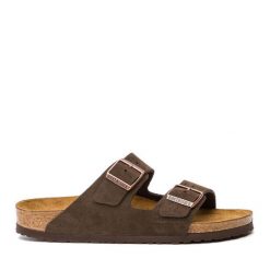 Klapki Birkenstock. Brązowe klapki damskie Birkenstock, bez wzorów, z zamszu, bez obcasa, bez zapięcia. Za 459.99 zł.