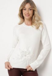 Biały Sweter Ozdobiony Cekinami Koralikami i Cyrkoniami w Kształcie Kwiatka Romiella. Białe swetry klasyczne damskie Born2be, na zimę, m, bez kołnierzyka. Za 89.99 zł.