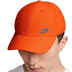Strukturalna Czapka Z Daszkiem Z Metalowym Logo Klubu. Brązowe czapki z daszkiem damskie Nike, bez wzorów. Za 143.99 zł.